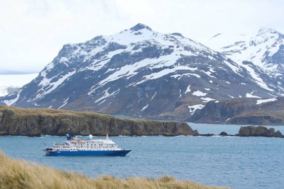 O Sea Spirit ancorado na paisagem majestosa de Prion Island, na Geórgia do Sul (foto de Mitch Jasechko)
